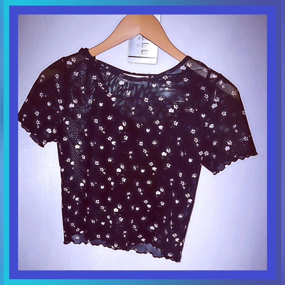 Hollister Navy Blue w/ White flowers top size Medium 💙 #Hollister #NavyBlue 🥰